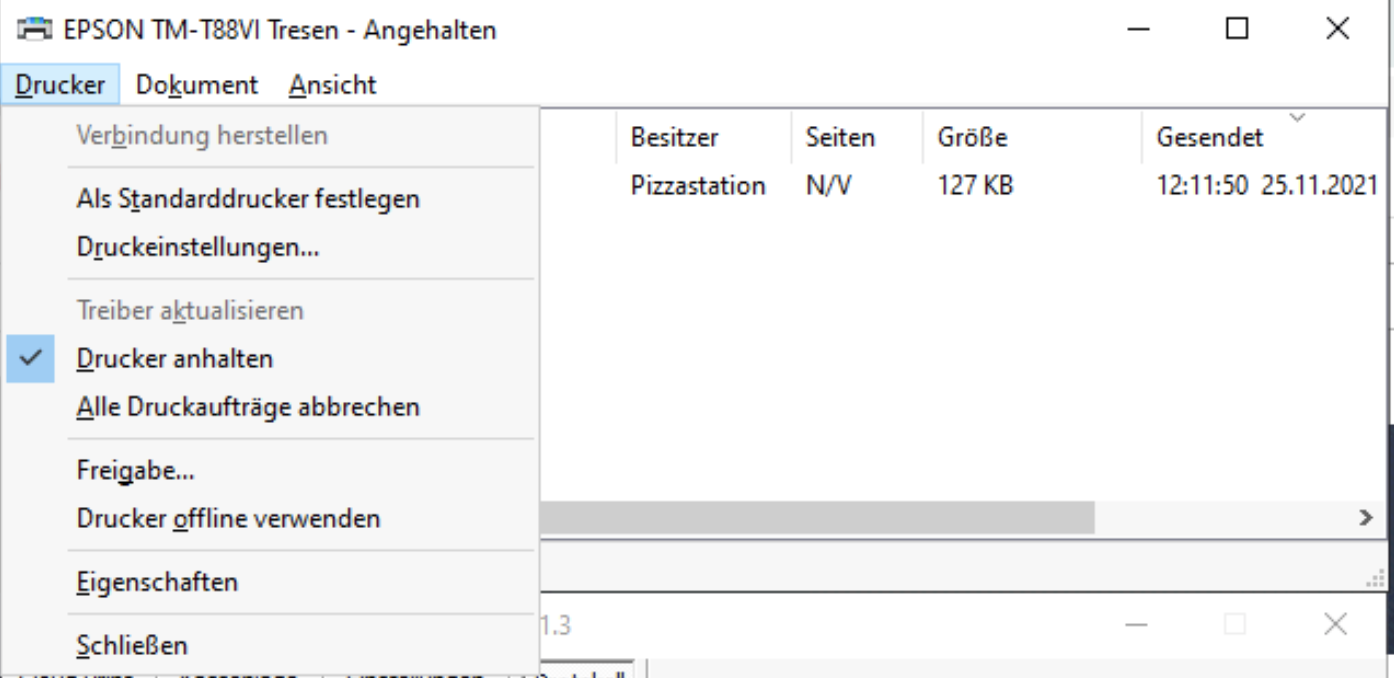 Windows-Druckerwarteschlange mit geöffnetem Menü Drucker und den Einträgen Drucker anhalten und Alle Druckaufträge abbrechen